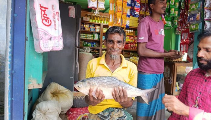 দুমকির পায়রা নদীতে ২ কেজির ইলিশ, খুশিতে আত্মহারা জেলে