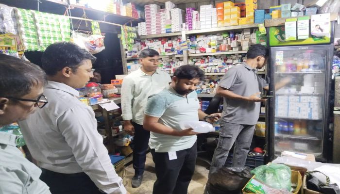 ফৌজদারহাটে মোবাইল কোর্ট অভিযান: দালাল আটক, ফার্মেসিকে জরিমানা