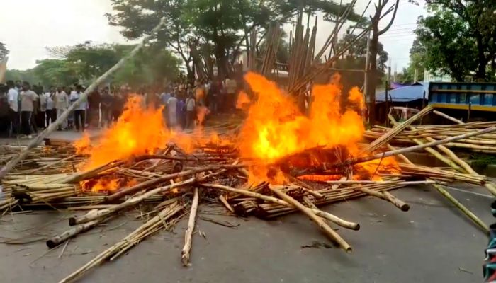 সীতাকুণ্ডে সড়ক দুর্ঘটনায় ৩ শিক্ষার্থীসহ ৪ জন আহত, দুই ঘণ্টা মহাসড়ক অবরোধ