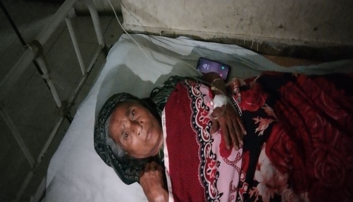 হোমনায় পুত্রবধূর আঘাতে গুরুতর আহত বৃদ্ধা, হাসপাতালে মৃত্যুর সঙ্গে পাঞ্জা লড়ছেন