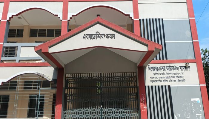 নীলফামারীতে এসএসসি পরীক্ষায় নকল সরবরাহের দায়ে শিক্ষকসহ বহিষ্কার ৪, আটক ২