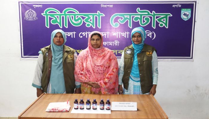 ৬ বোতল এস্কাফ সিরাপসহ নারী মাদক কারবারি গ্রেফতার