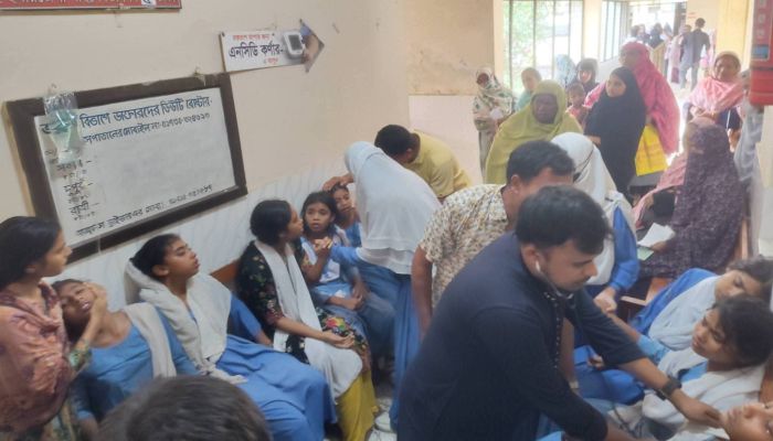 ঈশ্বরদীতে ক্লাস চলাকালে হটাৎ অসুস্থ অর্ধশতাধিক শিক্ষার্থী 
