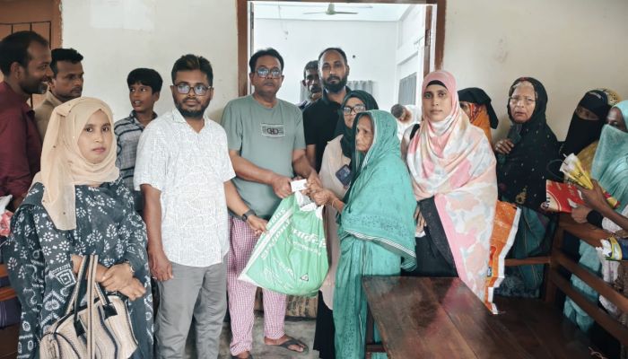 মতলব উত্তরের মোহনপুরে প্রধানমন্ত্রীর ঈদ উপহার হিসেবে ভিজি এফএর চাল বিতরণ