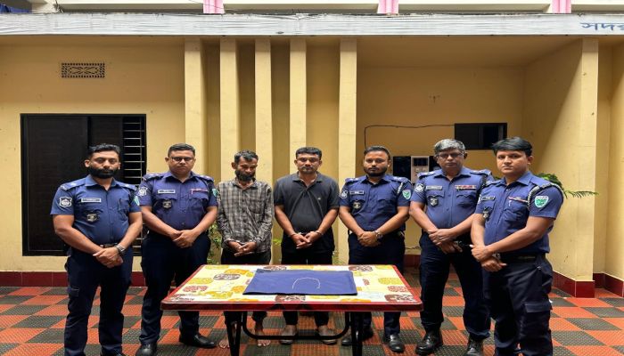 দেড়যুগের জেলখাটা দুধর্ষ ছিনতাইকারী সহ দুই সদস্য পুলিশের খাচায়, উদ্ধার লুণ্ঠিত স্বর্ণের চেইন