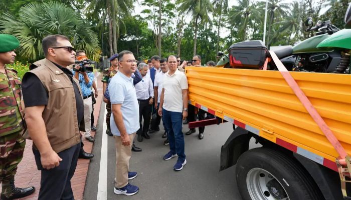 স্পোর্টস ও ইভি গাড়ি প্রদর্শনীতে প্রধানমন্ত্রী