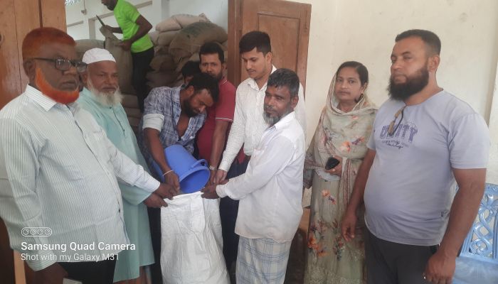 মতলব উত্তরের এখলাছপুর ইউনিয়নে জেলেদের মাঝে চাল বিতরণ