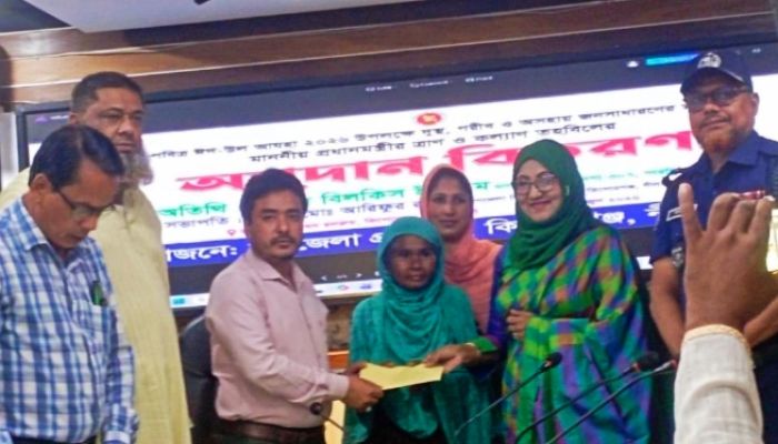 কিশোরগঞ্জে ৫০০ উপকারভোগীর মাঝে প্রধানমন্ত্রীর অনুদান বিতরণ