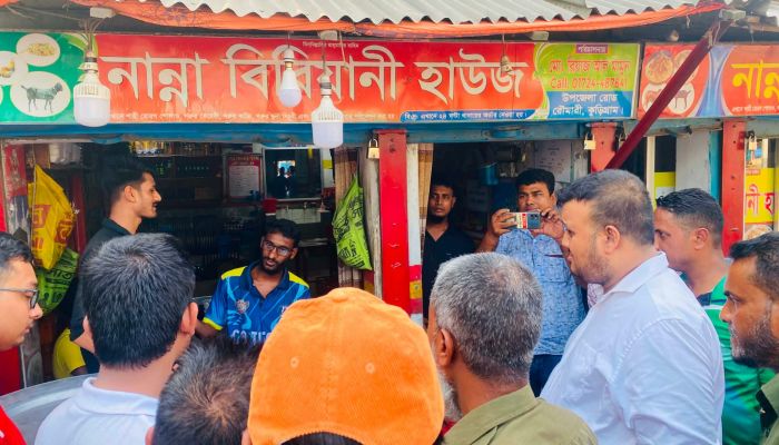 কুড়িগ্রামে মোরগ পোলাওয়ের প্যাকেটে আস্ত ব্যাঙ, ব্যবসায়ীকে জরিমানা