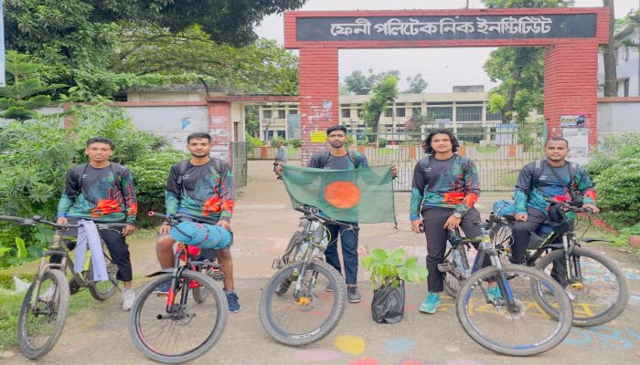 ফেনী থেকে টেকনাফ সাইকেল ভ্রমণে ৫ তরুণ