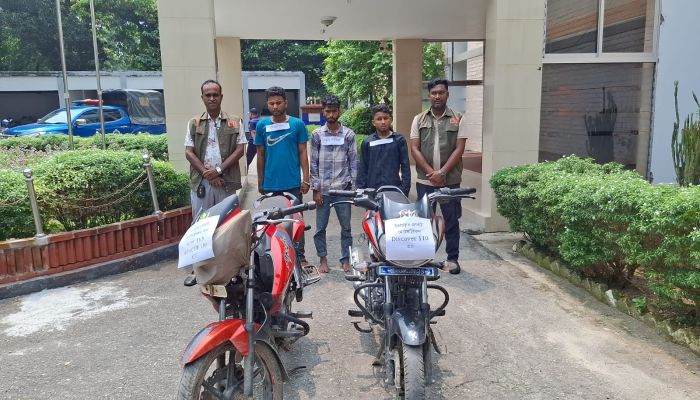 চোরাই মোটরসাইকেলসহ চক্রের ৩ সদস্য গ্রেপ্তার