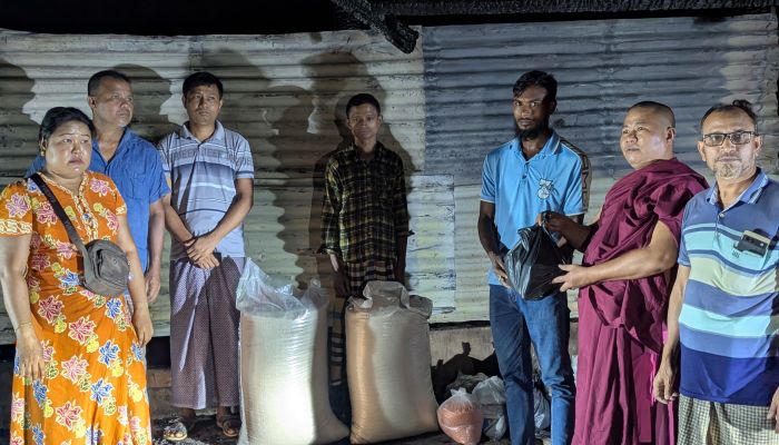 রুমায় অগ্নিকাণ্ডে ক্ষতিগ্রস্ত ব্যবসায়ীদের পাশে মানবিক সহায়তা
