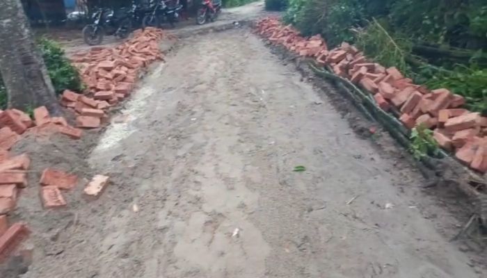 চুয়াডাঙ্গায় ৫০ হাজার টাকা চাঁদা না পেয়ে রাস্তা নির্মাণ কাজে বাঁধা