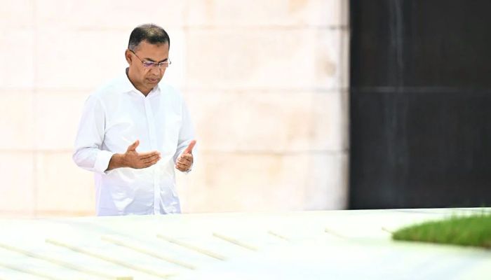 দেশে ফিরে বাবা-মায়ের কবর জিয়ারত করলেন প্রধানমন্ত্রী