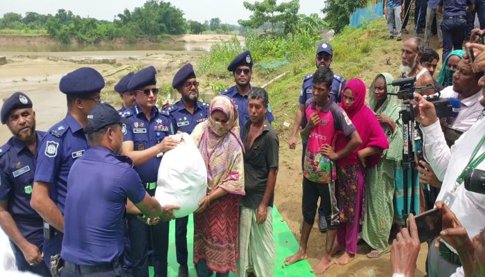 রাজনগরে বন্যার্তদের পাশে সিলেট রেঞ্জ পুলিশ