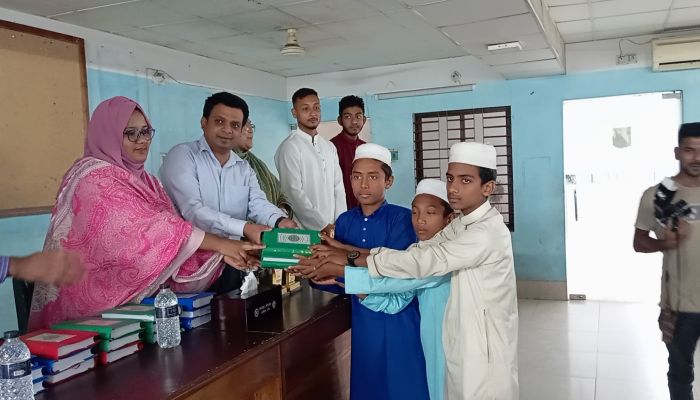 বড়াইগ্রামে মানব কল্যাণ ফাউন্ডেশনের উদ্যোগে পবিত্র কুরআন শরীফ বিতরণ