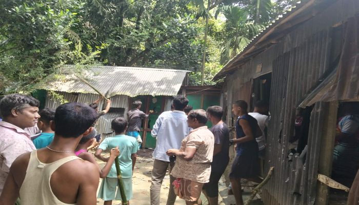 ঈশ্বরগঞ্জে ‘মাদক ব্যবসায়ীর বাড়ি’ সাইনবোর্ড ঝুলিয়ে কথিত ব্যবসায়ীর বাড়ি ভাঙচুর