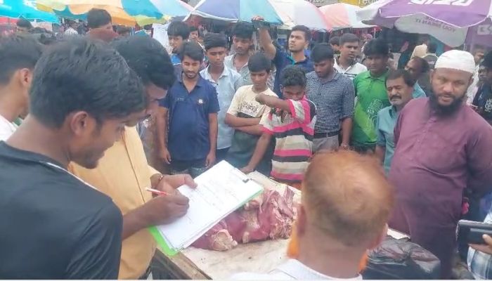 নাটোরে ভ্রাম্যমাণ আদালতের অভিযানে ২৫ কেজি পচা গরুর মাংস জব্দ, ধ্বংস