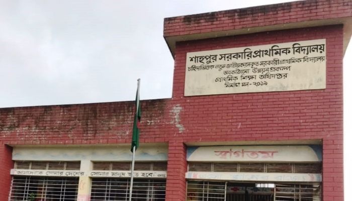 নেত্রকোনায় মদনে মিড-ডে মিলে পচা ডিম ও মেয়াদোত্তীর্ণ রুটি: স্বাস্থ্যঝুঁকিতে কোমলমতি শিক্ষার্থীরা