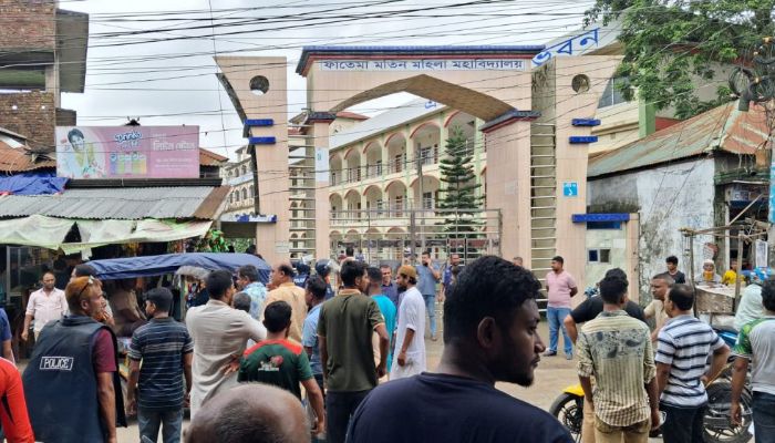 কঠিন প্রশ্ন করায় কেন্দ্রে হামলা এইচএসসি পরীক্ষার্থীদের