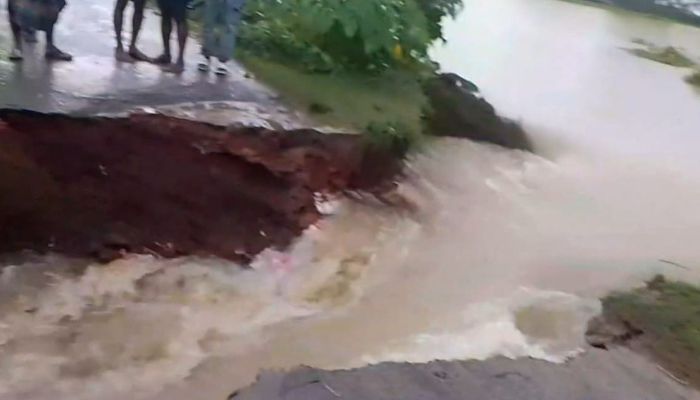 কুশিয়ারার পানির তোড়ে ধসে গেল সড়ক, বিচ্ছিন্ন ১০ গ্রাম