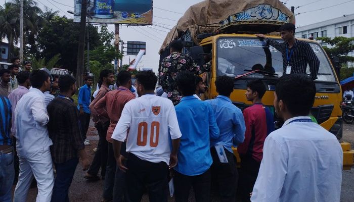শিক্ষামন্ত্রীর পদত্যাগ দাবিতে ঢাকা-বরিশাল মহাসড়ক অবরোধ-বিক্ষোভ