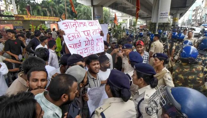 বিহারে শিক্ষার্থীদের হোস্টেল-লজে পুলিশের তল্লাশি, দিল্লিতে বন্ধ ১৭ মেট্রো স্টেশন