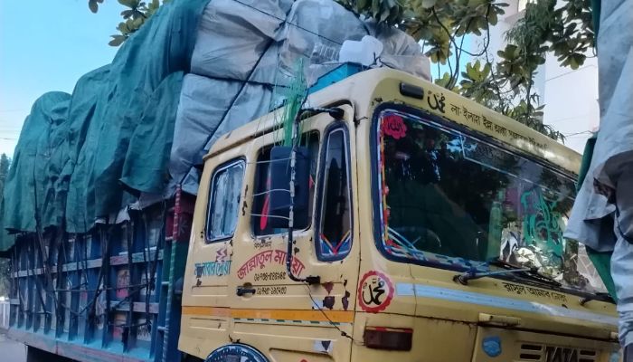 ঈশ্বরদীতে অস্ত্রের মুখে কোটি টাকার ঝুট ও ট্রাক ডাকাতি: মূল হোতা জেলা স্বেচ্ছাসেবক দলের সাবেক নেতা