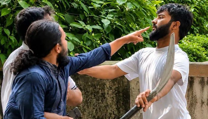 ‎লাইব্রেরিতে প্রবেশ করে দুই ছাত্রলীগ নেতাকে মারধর করলেন আম্মার