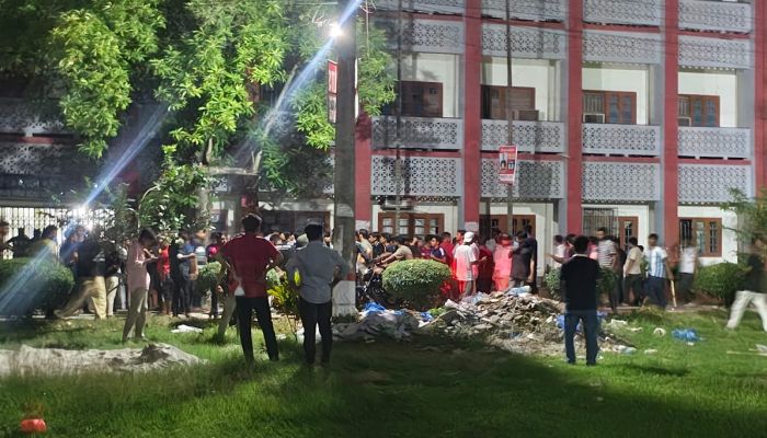 রাবিতে চেয়ারে বসাকে কেন্দ্র করে দুই বিভাগের সংঘর্ষ, আহত ৪; তদন্ত কমিটি গঠন