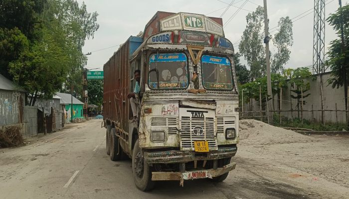১ মাস ৭ দিন পল সোনাহাট স্থলবন্দর দিয়ে  পাথর আমদানি শুরু 