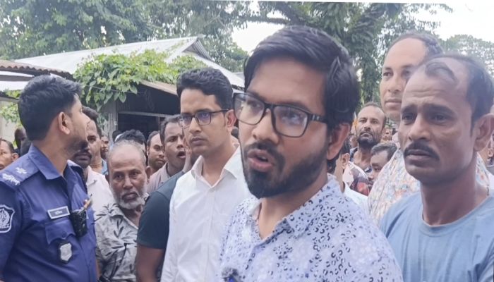 ডিলারের থেকে অবৈধভাবে সার উত্তোলন ২০ বস্তা জব্দ