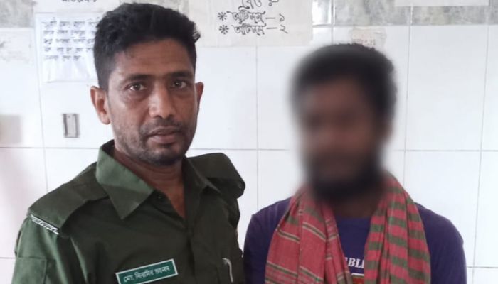 মাগুরা ২৫০ শয্যা হাসপাতালে অঙ্গীভূত আনসার সদস্যের তৎপরতায় মোবাইল চোর আটক