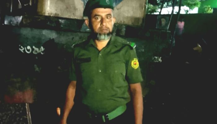আনসারের দায়িত্বশীলতায় লুটপাটের হাত থেকে রক্ষা পেলো কমলাপুরে লাইনচ্যুত ট্রেনের মালামাল
