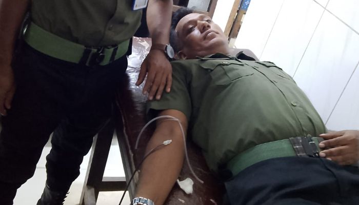 সংকটাপন্ন মায়ের জীবন বাঁচাতে আনসার সদস্যের রক্তদান