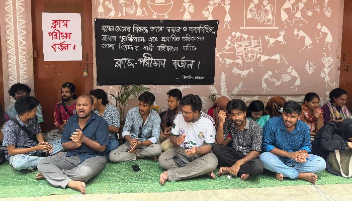 রাবি শিক্ষকের স্থায়ী বহিষ্কার দাবিতে বিভাগে তালা