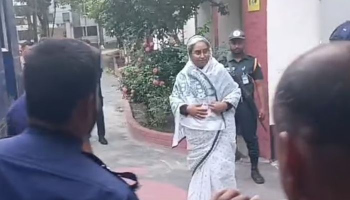 স্বামীকে শেষ বিদায় জানাতে প্যারোলে মুক্ত দীপু মনি