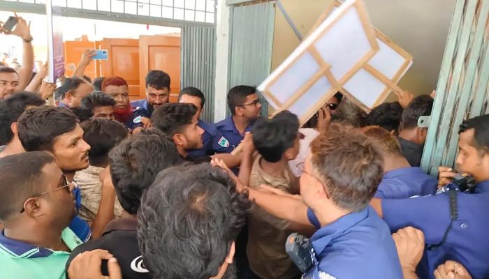কুমারখালীতে ইউএনও কার্যালয় ঘেরাও, পুলিশের সঙ্গে ধস্তাধস্তি