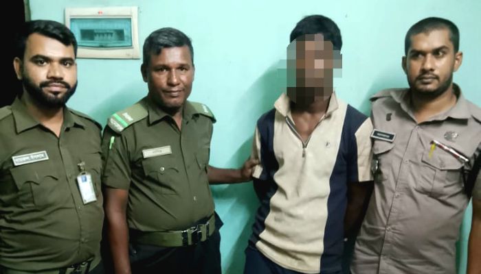 আনসারের তৎপরতায় ঢাকা বিমানবন্দরে চোর আটক, পুলিশে সোপর্দ