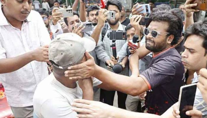ধানমন্ডি ৩২ নম্বরে ‘জয় বাংলা’ স্লোগান দিয়ে শিঙাড়া বিতরণ, বেধড়ক পিটুনি