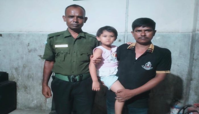 ঢামেক হাসপাতালে আনসারের মানবিক তৎপরতা: ৪ বছরের বাকপ্রতিবন্ধী শিশু নাদিয়া ফিরলো বাবার কোলে