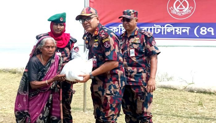 দৌলতপুরে বন্যাকবলিত ৫৫০ পরিবারের পাশে বিজিবি, বিতরণ খাদ্যসামগ্রী