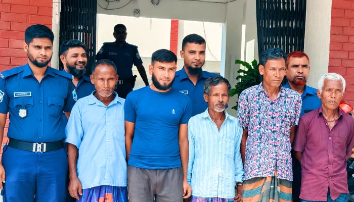বদরগঞ্জে ৫ জুয়াড়ি আটক