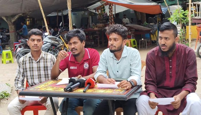 রাবি স্টেশন সংস্কার ও সকল ট্রেনের যাত্রাবিরতিসহ ৫ দাবি শিক্ষার্থীদের