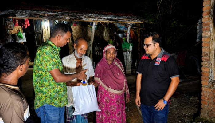 রাতে অসহায়দের দুয়ারে সাংবাদিক-ওসি, খাদ্য ও আর্থিক সহায়তা