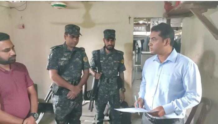 নেত্রকোনায় ভোক্তা অধিকারের অভিযান: অস্বাস্থ্যকর পরিবেশে খাদ্য তৈরি ও  জরিমানা সহ উৎপাদন বন্ধের নির্দেশ 