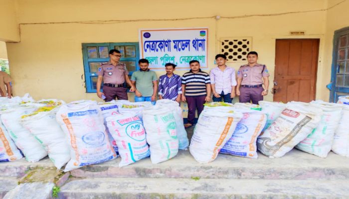 নেত্রকোনায় অবৈধপথে আসা ভারতীয় ফুচকাও পিকআপসহ ৪ যুবক আটক পুলিশ,,,,
