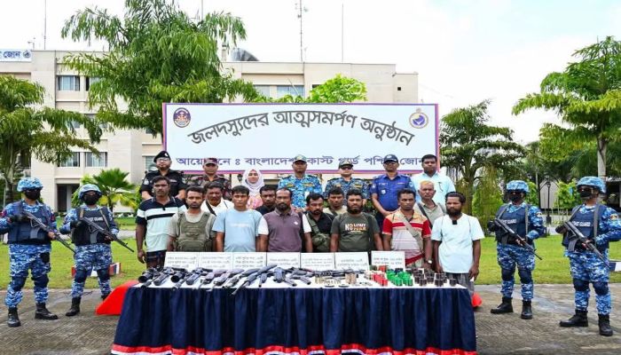 সুন্দরবণে ডন বাহিনীর ত্রাসের অবসান, বাহিনী প্রধানসহ ১২ জন ডাকাতের আত্মসমর্পণ ।