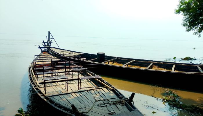 খেয়াঘাটে রাসিকের ভুল সাইনবোর্ড স্থাপন, ইজারাদারের রোষানলে মৎসজীবীরা