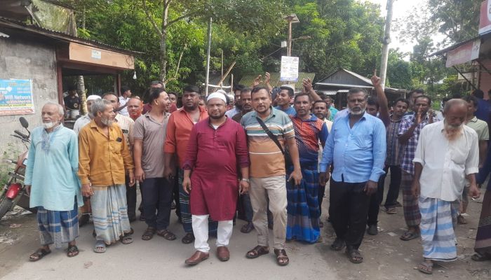 মতলব উত্তরে চেয়ারম্যান প্রার্থী শাহ আলম লস্করের গণসংযোগ ও পথসভা